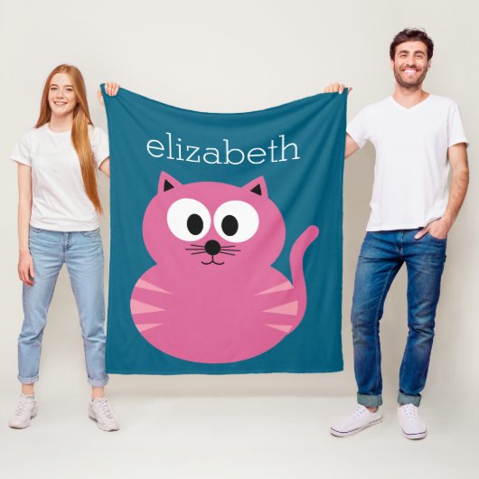 かわいいピンクの太い猫 – 青い背景 フリースブランケット (インサイチュ)