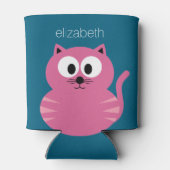 かわいいピンクの太い猫 – 青い背景 缶クーラー (裏面)