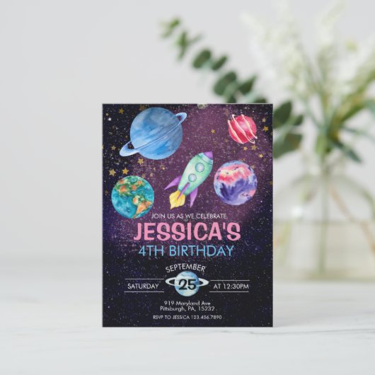 かわいいピンクの女の子の宇宙飛行士の誕生日ポストカード ポストカード (スタンド正面)