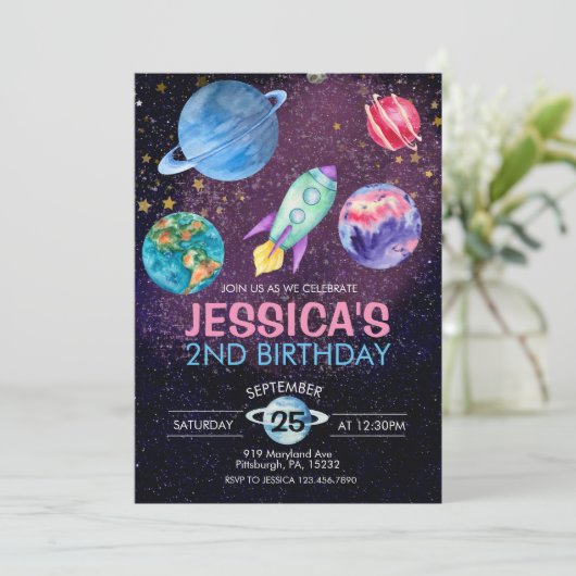 かわいいピンクの女の子の宇宙飛行士の誕生日ポストカード 招待状 (スタンド正面)