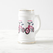 かわいいピンクの子供たち自転車の漫画イラストレーション ビールジョッキ (正面右)