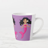 かわいいピンクの尾の人魚サンダー_コーブ カフェラテマグ (右)