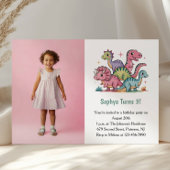 かわいいピンクの恐竜の写真 子供の3歳の誕生日パーティー 招待状
