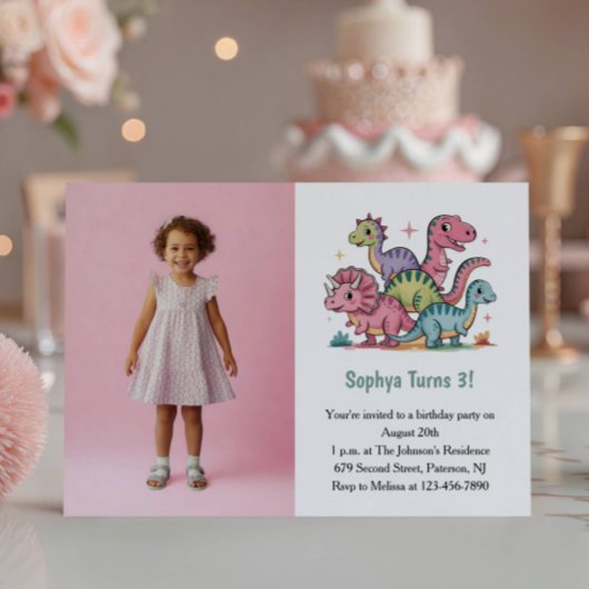 かわいいピンクの恐竜の写真 子供の3歳の誕生日パーティー 招待状