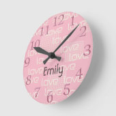 かわいいピンクの愛を追加の名前の壁時計 ラウンド壁時計 (傾斜)