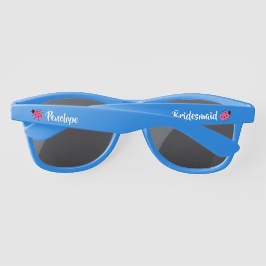 かわいいピンクの斑点ラディバグの花嫁の名前 サングラス (裏面)