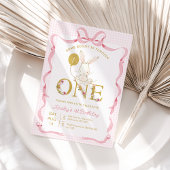 かわいいピンクの格子模様のワイルドフラワーいくつかのバニー1歳の誕生日 招待状