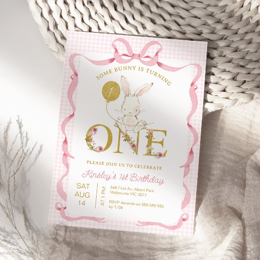 かわいいピンクの格子模様のワイルドフラワーいくつかのバニー1歳の誕生日 招待状