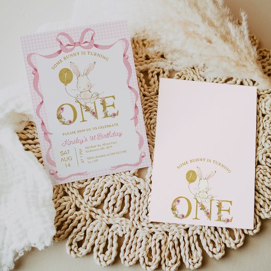 かわいいピンクの格子模様のワイルドフラワーいくつかのバニー1歳の誕生日 招待状
