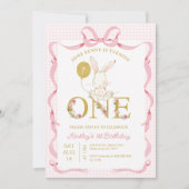 かわいいピンクの格子模様のワイルドフラワーいくつかのバニー1歳の誕生日 招待状 (正面)