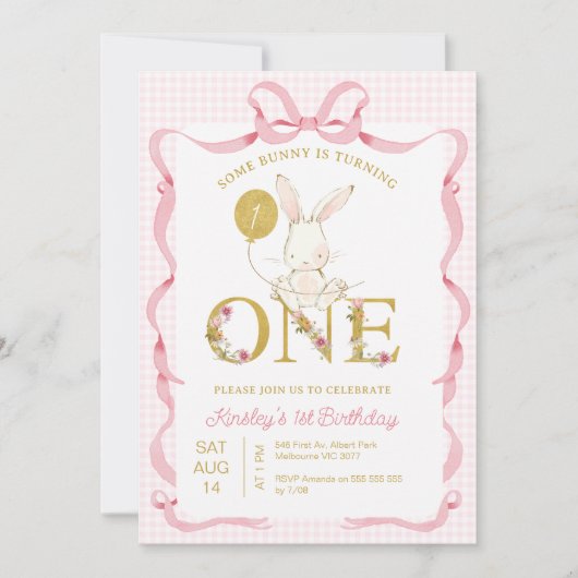 かわいいピンクの格子模様のワイルドフラワーいくつかのバニー1歳の誕生日 招待状 (正面)