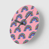 かわいいピンクの楽しいレトロ80年代の原色の虹 ラウンド壁時計 (傾斜)