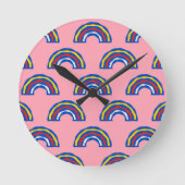 かわいいピンクの楽しいレトロ80年代の原色の虹 ラウンド壁時計 (正面)
