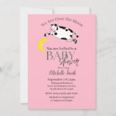 かわいいピンクの牛が月の赤ちゃんシャワーを飛び越えた 招待状 (正面)