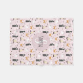 かわいいピンクの猫のマンガの柄と名前の子供たち フリースブランケット (正面(横))