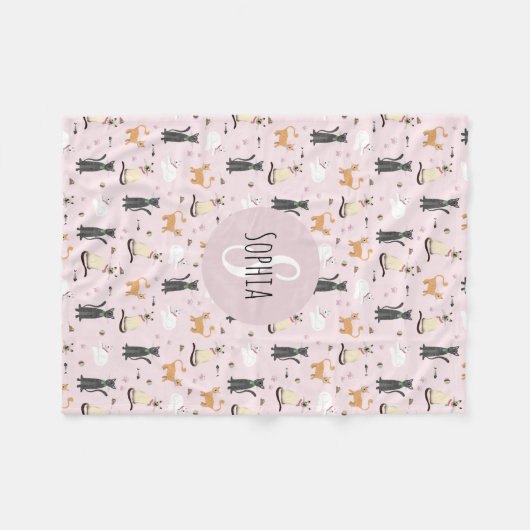 かわいいピンクの猫のマンガの柄と名前の子供たち フリースブランケット (正面(横))