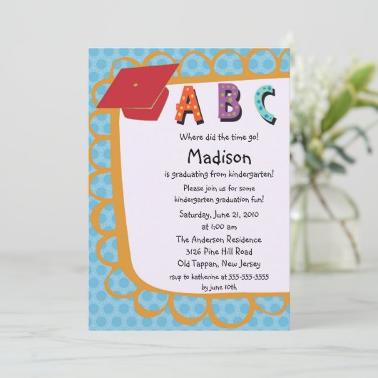 かわいいピンクの男の子の幼稚園の卒業の招待状 招待状 (スタンド正面)