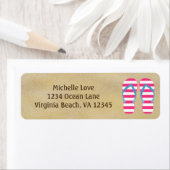 かわいいピンクの白いビーチサンダルオンサンドビーチアドレス ラベル (インサイチュ)