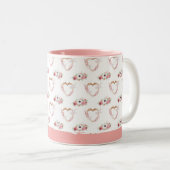 かわいいピンクの白いフローラハートパターン誕生日 ツートーンマグカップ (正面右)