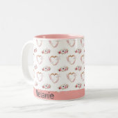 かわいいピンクの白いフローラハートパターン誕生日 ツートーンマグカップ (正面左)