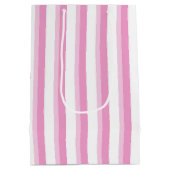 かわいいピンクの白ストライプいパターンパーティー ミディアムペーパーバッグ (裏面)