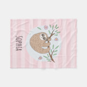 かわいいピンクの眠るナマケモノと名前の子供たち フリースブランケット (正面(横))