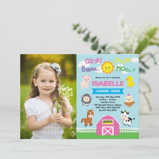 かわいいピンクの納屋周囲の庭農場の動物たちが誕生日の写真を撮る 招待状 (スタンド正面)