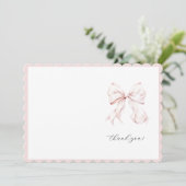 かわいいピンクの蝶ネクタイの女の子の感謝カード 招待状 (スタンド正面)