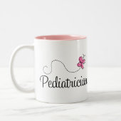 かわいいピンクの蝶小児科医 ツートーンマグカップ (左)