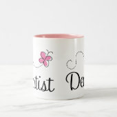 かわいいピンクの蝶歯科医 ツートーンマグカップ (中央)