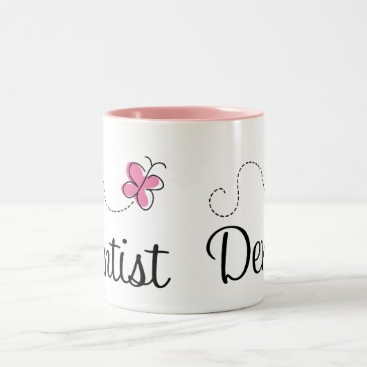 かわいいピンクの蝶歯科医 ツートーンマグカップ (中央)