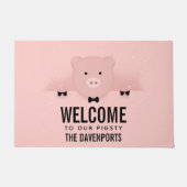かわいいピンクの豚が私たちの豚小屋へようこそ ドアマット (正面)