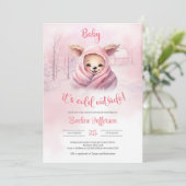 かわいいピンクの赤ちゃんトナカイがいるピンクの冬の風景 招待状 (スタンド正面)