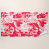 かわいいピンクの迷彩パターン ビーチタオル (正面)
