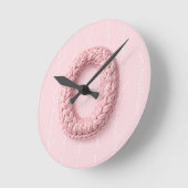 かわいいピンクのOモノグラムイニシャル手編みの文字ボヘミア ラウンド壁時計 (傾斜)