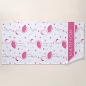 かわいいピンクガーリーのフラミンゴラブパーソナライズされたハート ビーチタオル (正面)