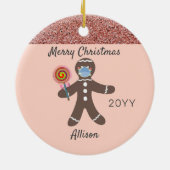 かわいいピンクジンジャーブレッドマン着用顔マスク セラミックオーナメント (裏面)