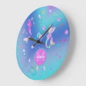 かわいいピンクティール(緑がかった色)シー海シェルマーメイドモノグラム ラージ壁時計 (傾斜)