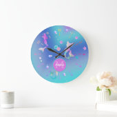 かわいいピンクティール（緑がかった色）シー海シェルマーメイドモノグラム ラージ壁時計 (ホーム)