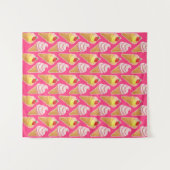 かわいいピンクパターンとストロベリーアイスクリーム タペストリー (正面(横))