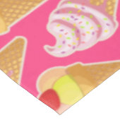 かわいいピンクパターンとストロベリーアイスクリーム テーブルクロス (アングル)