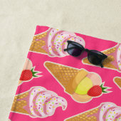 かわいいピンクパターンとストロベリーアイスクリーム ビーチタオル (インサイチュ)