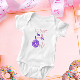 かわいいピンクパープルスイートワンガールの誕生日 ベビーボディスーツ