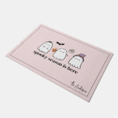 かわいいピンクフレンドリー幽霊のシ不気味ーズ ドアマット (アングル)