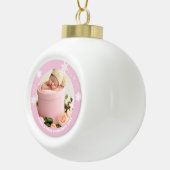 かわいいピンクベビーの初めてのクリスマス セラミックボールオーナメント (右)