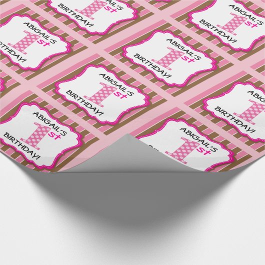 かわいいピンク及びパーソナライズなブラウンの女の子の第1誕生日 ラッピングペーパー (角)