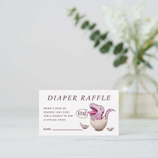 かわいいピンク恐竜の赤ちゃんシャワーおむつラッフル エンクロージャーカード (スタンド正面)
