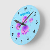 かわいいピンク紫のクラゲかわいい漫画 ラウンド壁時計 (傾斜)