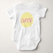 かわいいピンク。 ベビーボディスーツ (裏面)