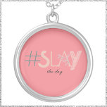 かわいいピンク&ベージュSLAY the Day シルバープレートネックレス<br><div class="desc">装飾#SLAYデザインと混合タイポグラフィ。</div>